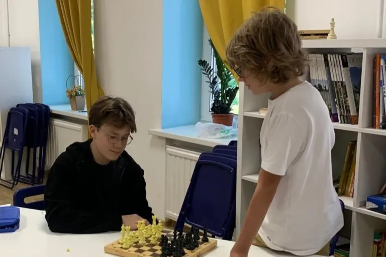 Ученик играет в шахматы